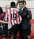 Roy Keane pats Dwight Yorke of Sunderland as he's substituted